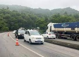 As BRs 277 e 376 terão restrição de tráfego de cargas pesadas no Paraná durante os feriados