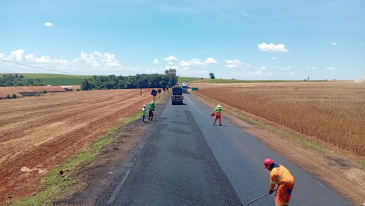 Liga&ccedil;&atilde;o rodovi&aacute;ria entre P&eacute;rola d'Oeste e Planalto recebe melhorias no pavimento