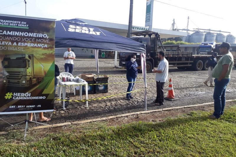 Ação da FETRANSPAR SEST SENAT Paraná atende caminhoneiros em rodovias
