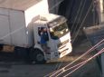 G1 - Imagens flagram roubos de carga no Rio; motorista e ajudantes ficam sob a mira de arma