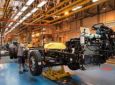 CNT - Mercedes-Benz monta ambulatório de campanha em fábrica de caminhões e ônibus