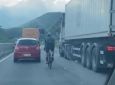 G1 - Ciclistas ultrapassam carros e caminhões em 'zigue-zague' na BR-277; entenda as regras