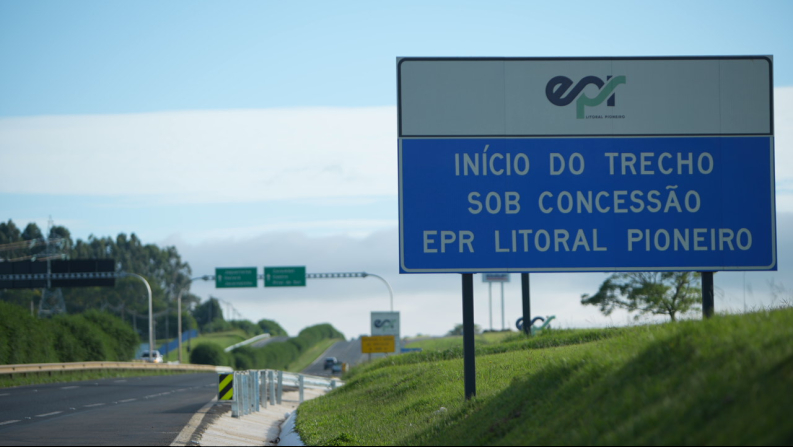 Placa da EPR Litoral Pioneiro ao lado de rodovia administrada pela concessionária no Paraná.