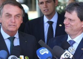 AB - Bolsonaro diz que governo está trabalhando para baratear combustíveis