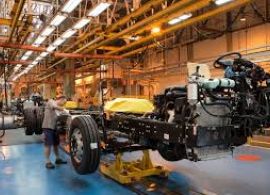 CNT - Mercedes-Benz monta ambulatório de campanha em fábrica de caminhões e ônibus