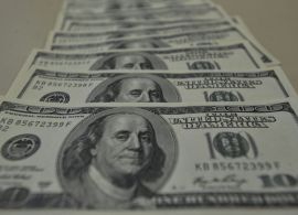 G1 - Dólar opera em alta e bate R$ 5,65, à espera do Copom