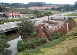 AEN - Nova ponte na Rodovia dos Minérios recebe vigas de concreto