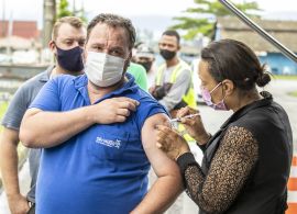 Caminhoneiros recebem vacinas contra a Covid-19 e gripe no Porto de Paranaguá