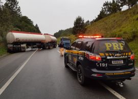 Caminhão bitrem faz parada forçada na BR-116 após acidente com outros veículos