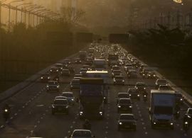 Volume de serviços no Brasil cresce em junho pelo 2º mês seguido com transporte de cargas