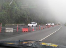 Nova avaliação da BR-277 deve ser feita nesta segunda; trânsito segue em meia pista