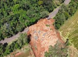 Estado inicia trabalhos para restaurar trecho da PR-182 interditado após deslizamento