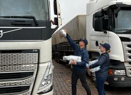 Equipes da FETRANSPAR e do SEST SENAT entregam cerca de 3 mil lanches para motoristas