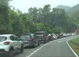 Motoristas enfrentam horas de lentidão para embarque no ferry boat