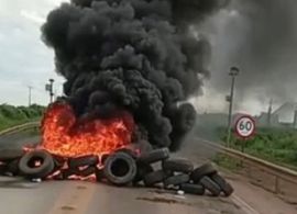 Manifestantes bloqueiam estradas, avenidas e refinaria da Petrobras