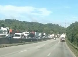 Caminhoneiros fazem fila na BR-277 antes de restrição de circulação