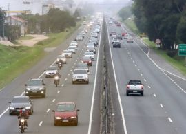 Fila na BR-376 chega a 23 quilômetros neste domingo (15)