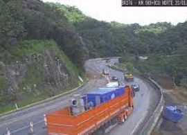 BR-376 é liberada após ser interditada durante a madrugada para pintura de sinalização na pista