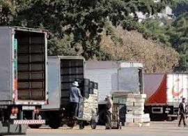 Volume de serviços no Brasil cresce mais que o esperado em março com transporte de cargas