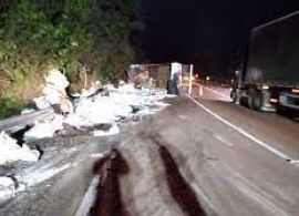 Caminhão tomba e interdita a BR-277, em Campo Largo