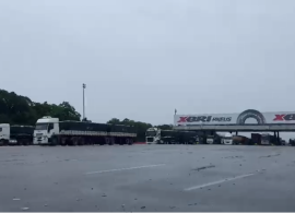 Faltam pontos de parada para caminhoneiros, diz Fetranspar após flagrante de estacionamento em pedág