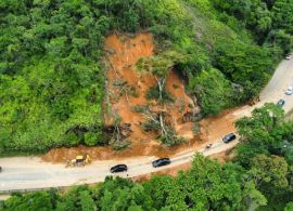 Interdição em pontos da rodovia Rio-São Paulo