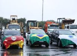 Com apoio de outros Poderes, Estado envia maquinário para desobstruir rodovias do RS