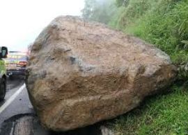 Deslizamento de pedras interdita parcialmente a BR-277, no litoral do Paraná