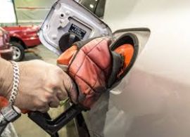 Preço do petróleo despencou. Quando a gasolina vai ficar mais barata para o brasileiro?