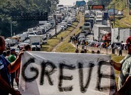 Greve de caminhoneiros é inoportuna