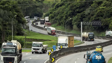 Volume do transporte de cargas no país está quase 40% acima do pré-pandemia, diz IBGE