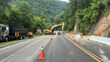 Ap&oacute;s deslizamento, BR-277 &eacute; parcialmente liberada