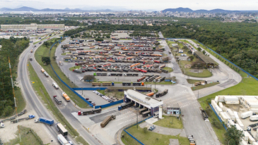 Novo recorde: P&aacute;tio de Triagem de Paranagu&aacute; recebe mais de meio milh&atilde;o de caminh&otilde;es em 2025