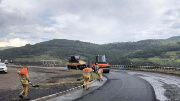 Rodovia de Pinh&atilde;o recebe servi&ccedil;os de conserva&ccedil;&atilde;o do pavimento do DER/PR