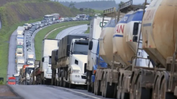 Caminhoneiros amea&ccedil;am greve &lsquo;nos pr&oacute;ximos dias&rsquo; e reclamam de governo sobre alta do diesel