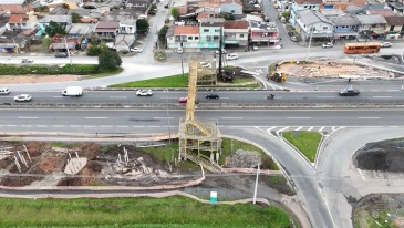 Constru&ccedil;&atilde;o de nova passarela na BR-277 altera acesso a bairro de Curitiba; veja como fica