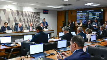 PEC do fim da escala 6&times;1 passa pela CCJ e aguarda vota&ccedil;&atilde;o no Plen&aacute;rio