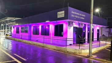 Concession&aacute;ria de rodovias do Paran&aacute; ilumina suas bases operacionais de rosa