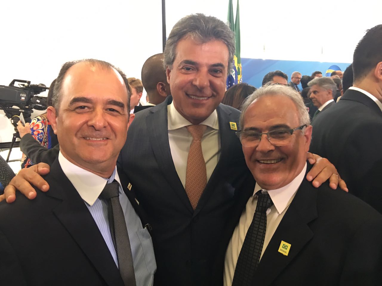 O presidente da Federação das Empresas de Transportes do Espírito Santo, Liemar Pretti, governador do Paraná Beto Richa e o presidente da FETRANSPAR, Sérgio Malucelli 